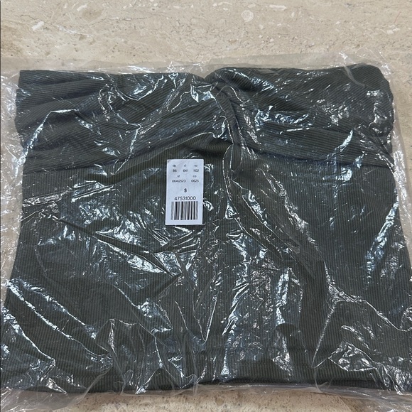 EXPRESS Body Contour Seamless Ribbed Twist Cropped Tube Olive Top NWT‎ Size S - Picture 4 of 4